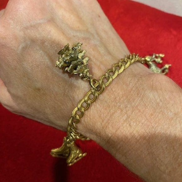 HOLIDAY🎄🎄VTG MONET Gold Tone Link Charm BRACELET - Picture 3 of 9